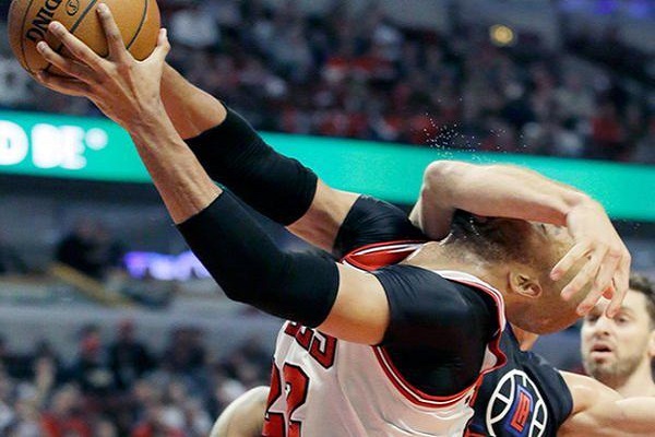 篮球个人犯规怎么罚下？