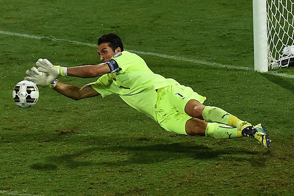 足球守门员能出球区吗？