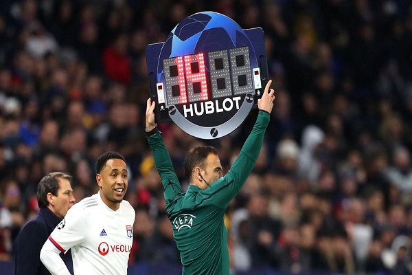 足球比赛中如何利用换人策略改变比赛格局？