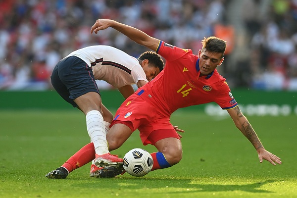 足球是速度还是控球技巧更具优势？