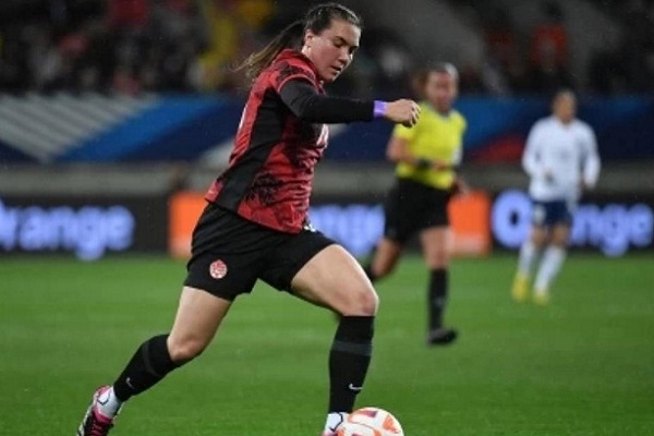 足球球员数据中常见的指标有哪些？