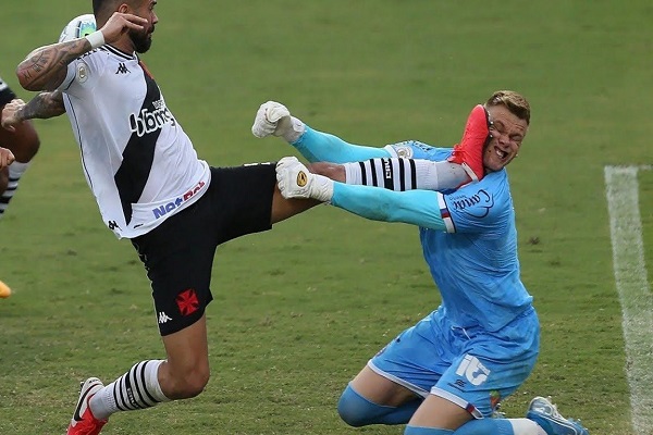 足球比赛中常见的犯规类型和规则是什么？