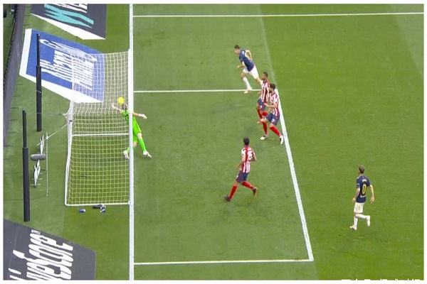 足球比赛中什么情况下会判定进球有效或无效？