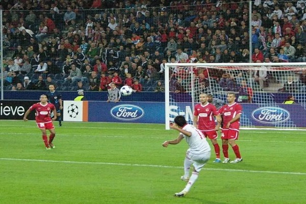 什么情况下会被判罚任意球？什么情况下会被判罚点球？