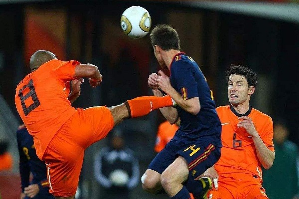 足球比赛中有哪些常见的犯规行为？