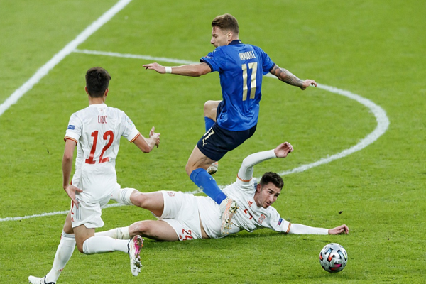 足球后腰站位在哪里？