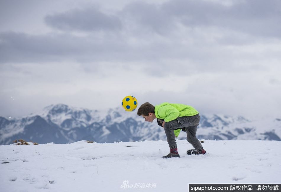 土耳其儿童在海拔两千米高原雪地踢足球（土耳其小孩）