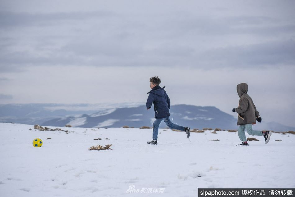 土耳其儿童在海拔两千米高原雪地踢足球（土耳其小孩）