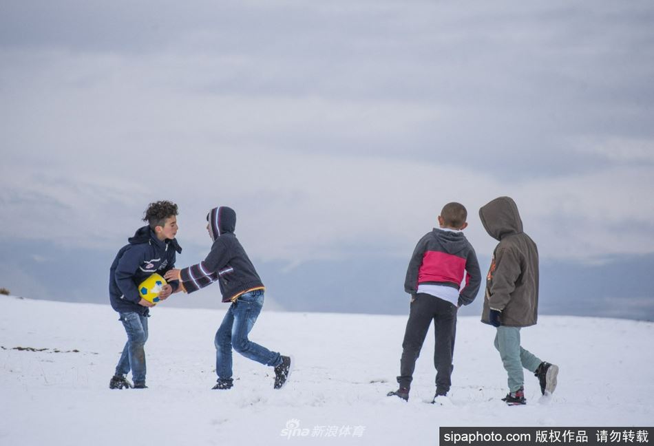 土耳其儿童在海拔两千米高原雪地踢足球（土耳其小孩）