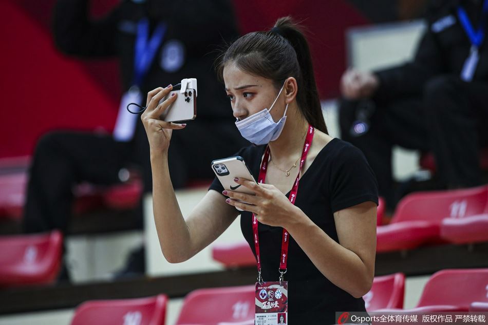 恰逢中国体育记者节 盘点体育场内外的靓丽女记者（知名体育记者）