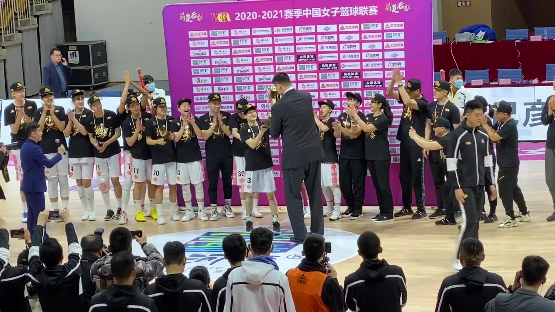 （cba总决赛姚明颁奖）你能认出几位熟人？姚明为20-21季WCBA冠军内蒙古颁奖