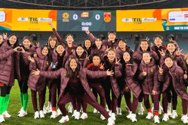 中国女足0-2不敌澳大利亚后王霜晒全队合照